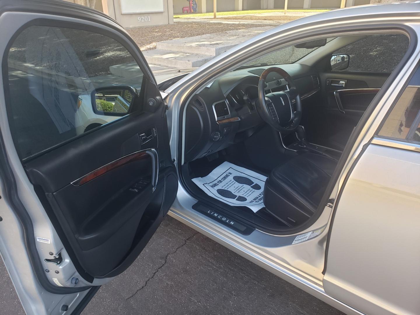 2010 /gray and black Lincoln MKZ base (3LNHL2GCXAR) with an 3.5L V6 DOHC 24V engine, 6-Speed Automatic transmission, located at 323 E Dunlap Ave., Phoenix, AZ, 85020, (602) 331-9000, 33.567677, -112.069000 - 2010 Lincoln MKZ,....... EXCELLENT condition, A Real Must See!!.... No accidents, Stereo/cd Player, Satellite compatible, Phone sync, Bluetooth, Ice cold ac, Clean Black and Gray interior with Black leather seats in near perfect condition, Gorgeous tinted sunroof, power windows, power door locks, cl - Photo#8